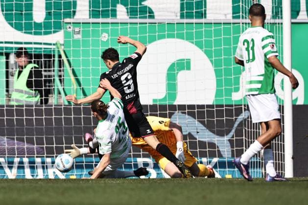 Scene in front of the Fürth goal in the second round match of the 2024 2025 season between SpVgg Greuther Fürth and 1 FC Magdeburg 1 1 in Fürth 08 03 2025