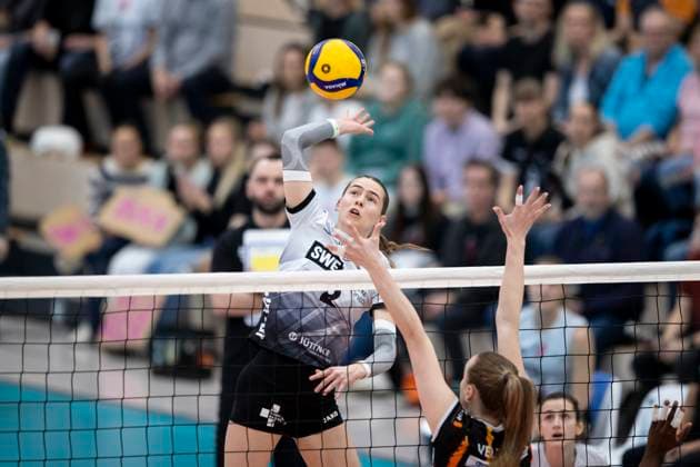 1 Volleyball Bundesliga Women Schwarz Weiss Erfurt vs Allianz MTV Stuttgart Erfurt 08 03 2025 Elizabeth Sandbothe 2 Schwarz Weiss Erfurt vs Kelsey Veltman 14 Allianz MTV Stuttgart 1 Volleyball Bundesliga Women Schwarz Weiss Erfurt vs Allianz MTV Stuttgart Riethsporthalle Erfurt 08 03 2025 Copyright: xBEAUTIFULxSPORTS Duehringx