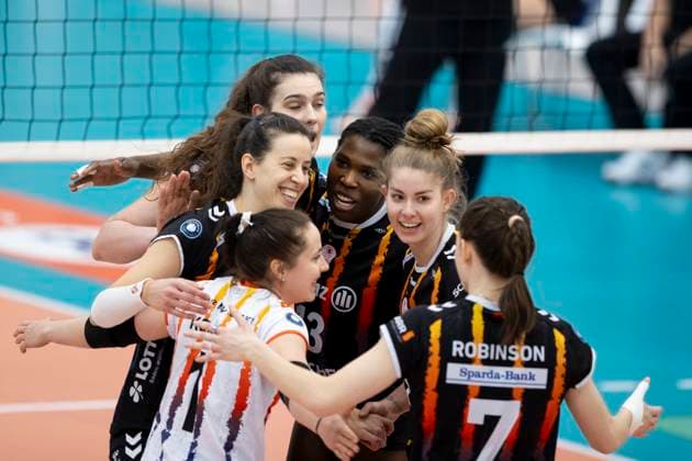 1 Volleyball Bundesliga Women Schwarz Weiss Erfurt vs Allianz MTV Stuttgart Erfurt 08 03 2025 Cheers, Allianz MTV Stuttgart 1 Volleyball Bundesliga Women Schwarz Weiss Erfurt vs Allianz MTV Stuttgart Riethsporthalle Erfurt 08 03 2025 Copyright: xBEAUTIFULxSPORTS Duehringx