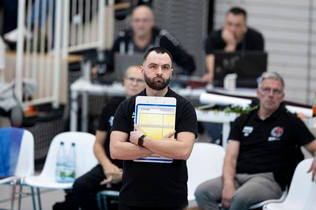 1 Volleyball Bundesliga Women Schwarz Weiss Erfurt vs Allianz MTV Stuttgart Erfurt 08 03 2025 Mateusz Zarczynski Coach Schwarz Weiss Erfurt 1 Volleyball Bundesliga Women Schwarz Weiss Erfurt vs Allianz MTV Stuttgart Riethsporthalle Erfurt 08 03 2025 Copyright: xBEAUTIFULxSPORTS Duehringx