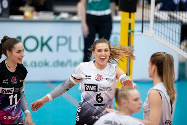 1 Volleyball Bundesliga Women Schwarz Weiss Erfurt vs Allianz MTV Stuttgart Erfurt 08 03 2025 Cheering, Mia Anna Stauß 11 Schwarz Weiss Erfurt left and Kira Thomsen 6 Schwarz Weiss Erfurt right 1 Volleyball Bundesliga Women Schwarz Weiss Erfurt vs Allianz MTV Stuttgart Riethsporthalle Erfurt 08 03 2025 Copyright: xBEAUTIFULxSPORTS Duehringx