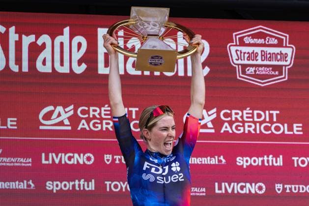 Strade Bianche 2025 - Women Elite Finish And Podium Demi Vollering holds the first prize of Strade Bianche Women Elite 2025, in Siena, Italy, on march 08, 2025. Siena Italy  Copyright: xTommasoxBerardix originalFilename:berardi-stradebi250308_npXDE.jpg