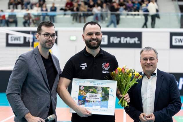 1 Volleyball Bundesliga Women Schwarz Weiss Erfurt vs Allianz MTV Stuttgart Erfurt 08 03 2025 from left, Florian Völker Managing Director Schwarz Weiss Erfurt , Mateusz Zarczynski Coach Schwarz Weiss Erfurt and Michael Panse President Schwarz Weiss Erfurt 1 Volleyball Bundesliga Women Schwarz Weiss Erfurt vs Allianz MTV Stuttgart Riethsporthalle Erfurt 08 03 2025 Copyright: xBEAUTIFULxSPORTS Duehringx