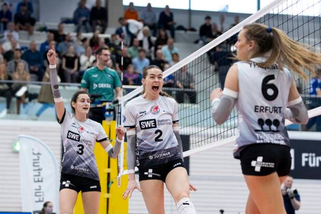 1 Volleyball Bundesliga Women Schwarz Weiss Erfurt vs Allianz MTV Stuttgart Erfurt 08 03 2025 Cheering, from left, Ana Krulj 3 Schwarz Weiss Erfurt , Elizabeth Sandbothe 2 Schwarz Weiss Erfurt and Kira Thomsen 6 Schwarz Weiss Erfurt 1 Volleyball Bundesliga Women Schwarz Weiss Erfurt vs Allianz MTV Stuttgart Riethsporthalle Erfurt 08 03 2025 Copyright: xBEAUTIFULxSPORTS Duehringx