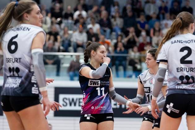 1 Volleyball Bundesliga Women Schwarz Weiss Erfurt vs Allianz MTV Stuttgart Erfurt 08 03 2025 Mia Anna Stauß 11 Schwarz Weiss Erfurt and team 1 Volleyball Bundesliga Women Schwarz Weiss Erfurt vs Allianz MTV Stuttgart Riethsporthalle Erfurt 08 03 2025 Copyright: xBEAUTIFULxSPORTS Duehringx