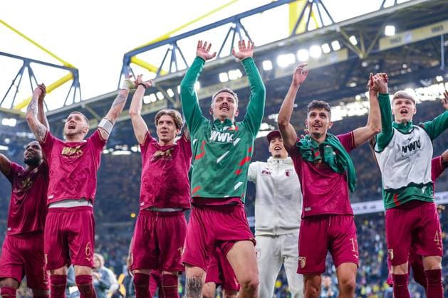 Bilder des Jahres 2025, Sport 03 März Sport Themen der Woche KW10 Sport Bilder des Tages 08.03.2025, Fußball, Borussia Dortmund - FC Augsburg, 1. Fußball Bundesliga, 25. Spieltag, Signal Iduna Park, Saison 2024 2025: Abschlussjubel nach dem 1:0 Sieg für Augsburg. Die Mannschaft steht jubelnd vor den Fans. Jeffrey Gouweleeuw (FC Augsburg 6), Kristijan Jakic (FC Augsburg 17) Phillip Tietz (FC Augsburg 21) Dimitrios Giannoulis (FC Augsburg 13) Felix Constantin Meiser (FC Augsburg 41) DFB regulations prohibit any use of photographs as image sequences and or quasi-video. Nordrhein-Westfalen Deutschland *** 08 03 2025, Football, Borussia Dortmund FC Augsburg, 1 Soccer Bundesliga, 25 Matchday, Signal Iduna Park, Season 2024 2025 Final cheer after the 1 0 victory for Augsburg The team stands cheering in front of the fans Jeffrey Gouweleeuw FC Augsburg 6 , Kristijan Jakic FC Augsburg 17 Phillip Tietz FC Augsburg 21 Dimitrios Giannoulis FC Augsburg 13 Felix Constantin Meiser FC Augsburg 41 DFB regulations prohibit any use of photographs as image sequences and or quasi video North Rhine-Westphalia Germany
