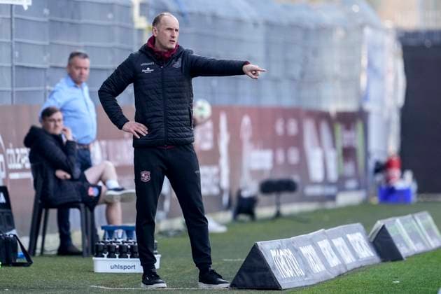 Heiko Herrlich coach, head coach, Haching , gives instructions, gestures, gesticulates with arms, cropped, full body, single image, single photo, action, action, 08 03 2025, Sandhausen Germany , football, 3 Liga, SV Sandhausen SpVgg Unterhaching, DFB DFL REGULATIONS PROHIBIT ANY USE OF PHOTOGRAPHS AS IMAGE SEQUENCES AND OR QUASI VIDEO xozx