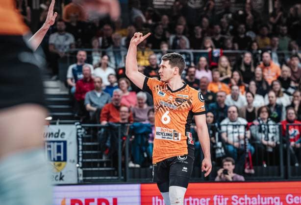 Volleyball Men Season 2024 2025 Volleyball Bundesliga VBL SVG Lüneburg vs Berlin Recycling Volleys 08 03 2025 Johannes Tille 6 BERLIN RECYCLING Volleys shows the ball out Lüneburg LKH Arena Niedersachsen Germany