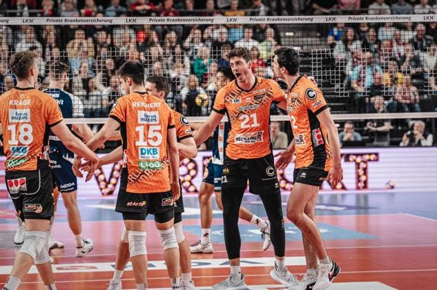 Volleyball Men Season 2024 2025 Volleyball Bundesliga VBL SVG Lüneburg vs Berlin Recycling Volleys 08 03 2025 The BERLIN RECYCLING Volleys team with Tobias Krick 21 BERLIN RECYCLING Volleys cheers Lüneburg LKH Arena Niedersachsen Germany