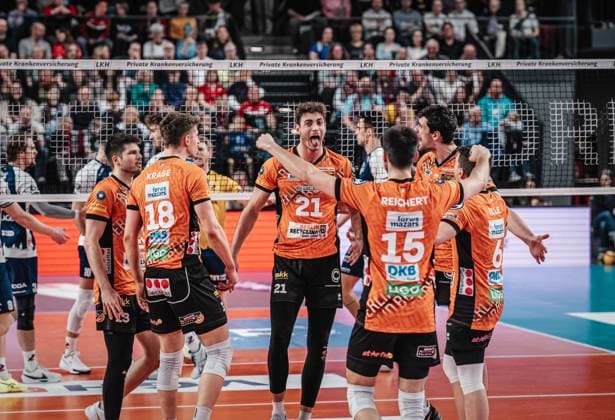 Volleyball Men Season 2024 2025 Volleyball Bundesliga VBL SVG Lüneburg vs Berlin Recycling Volleys 08 03 2025 The BERLIN RECYCLING Volleys team with Tobias Krick 21 BERLIN RECYCLING Volleys cheers Lüneburg LKH Arena Niedersachsen Germany