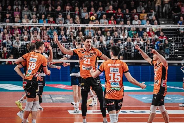 Volleyball Men Season 2024 2025 Volleyball Bundesliga VBL SVG Lüneburg vs Berlin Recycling Volleys 08 03 2025 The BERLIN RECYCLING Volleys team cheers Lüneburg LKH Arena Niedersachsen Germany