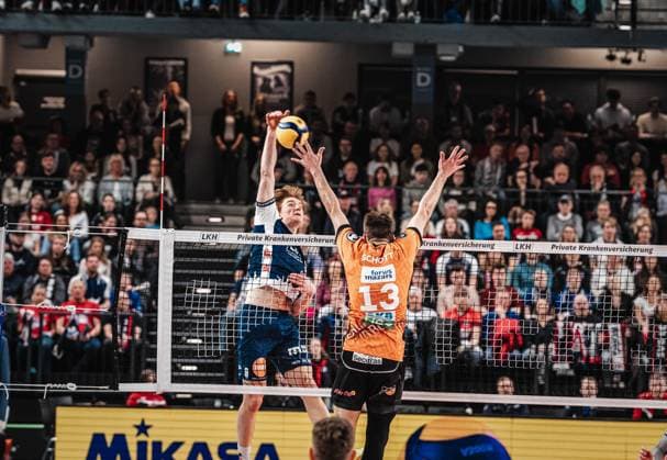 Volleyball Men Season 2024 2025 Volleyball Bundesliga VBL SVG Lüneburg vs Berlin Recycling Volleys 08 03 2025 Ruben Schott 13 BERLIN RECYCLING Volleys in the block against Oskar Alve Espeland 9 SVG Lüneburg Lüneburg LKH Arena Niedersachsen Germany