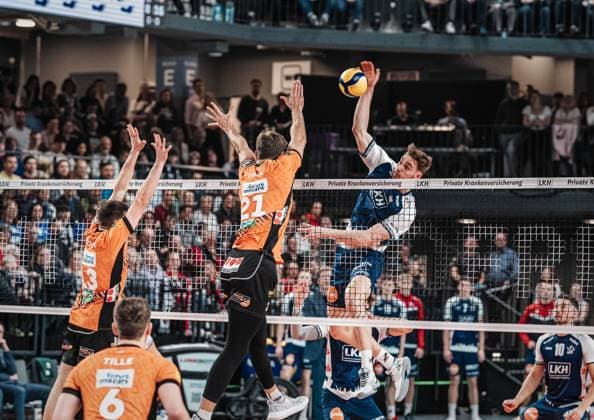 Volleyball Men Season 2024 2025 Volleyball Bundesliga VBL SVG Lüneburg vs Berlin Recycling Volleys 08 03 2025 Tobias Krick 21 BERLIN RECYCLING Volleys in the block against Simon Torwie 1 SVG Lüneburg Lüneburg LKH Arena Niedersachsen Germany