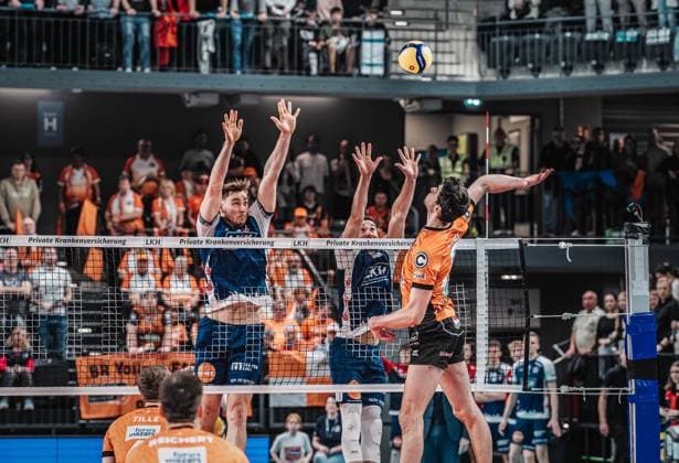 Volleyball Men Season 2024 2025 Volleyball Bundesliga VBL SVG Lüneburg vs Berlin Recycling Volleys 08 03 2025 Simon Torwie 1 SVG Lüneburg and Lorenz Karlitzek 10 SVG Lüneburg in the block against Jake Hanes 22 BERLIN RECYCLING Volleys Lüneburg LKH Arena Niedersachsen Germany