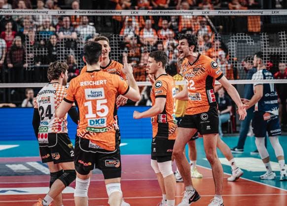 Volleyball Men Season 2024 2025 Volleyball Bundesliga VBL SVG Lüneburg vs Berlin Recycling Volleys 08 03 2025 The BERLIN RECYCLING Volleys team with Jake Hanes 22 BERLIN RECYCLING Volleys cheers Lüneburg LKH Arena Niedersachsen Germany