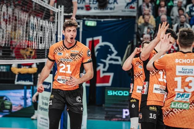 Volleyball Men Season 2024 2025 Volleyball Bundesliga VBL SVG Lüneburg vs Berlin Recycling Volleys 08 03 2025 Tobias Krick 21 BERLIN RECYCLING Volleys cheers with the team Lüneburg LKH Arena Niedersachsen Germany