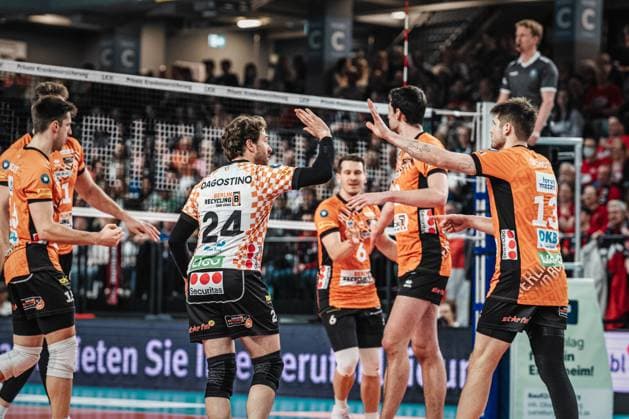 Volleyball Men Season 2024 2025 Volleyball Bundesliga VBL SVG Lüneburg vs Berlin Recycling Volleys 08 03 2025 The BERLIN RECYCLING Volleys team cheers Lüneburg LKH Arena Niedersachsen Germany