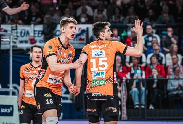 Volleyball Men Season 2024 2025 Volleyball Bundesliga VBL SVG Lüneburg vs Berlin Recycling Volleys 08 03 2025 Florian Krage 18 BERLIN RECYCLING Volleys cheers with Moritz Reichert 15 BERLIN RECYCLING Volleys Lüneburg LKH Arena Niedersachsen Germany
