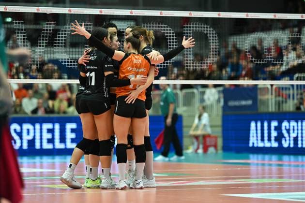 The team from Aachen cheers together Dresdner SC vs Ladies in Black Aachen, 1 Volleyball Bundesliga Women, Season 2024 2025, 08 03 2025 Dresdner SC vs Ladies in Black Aachen, 1 Volleyball Bundesliga Women, Season 2024 2025, 08 03 2025 Dresden Copyright: xEibner-Pressefoto xHoepnerx EP_PHR
