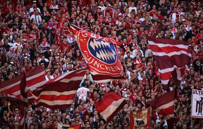 Fussball, Herren, Bundesliga, Saison 2024 2025, FC Bayern München - VFL Bochum, Allianz Arena Hier eine Fahne mit dem Logo des FC Bayern München in der Südkurve, Stimmung DFB, DFL regulations prohibit any use of photographs as image sequences and or quasi-video *** Football, Men, Bundesliga, Season 2024 2025, FC Bayern Munich VFL Bochum, Allianz Arena Here a flag with the logo of FC Bayern Munich in the south curve, mood DFB, DFL regulations prohibit any use of photographs as image sequences and or quasi video