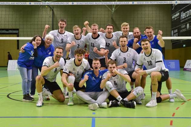 Champion cheers, jubilation, joy, champion 2 Bundesliga, Blue Volleys Gotham Champion picture, back row from left Finn Jansen Blue Volleys Gotha, 09 , Richard Werner Blue Volleys Gotha, 02 , Tim Wagner Blue Volleys Gotha, 11 , Daniel Mark Ridings Blue Volleys Gotha, 12 , Hannes Krochmann Blue Volleys Gotha, 07 , front row Dominik Duchac Blue Volleys Gotha, 08 , Justus Krausse Blue Volleys Gotha, 01 , Robert Werner Blue Volleys Gotha, coach , Erik Niederluecke Blue Volleys Gotha, 06 , Christoph Assmann Blue Volleys Gotha, 03 , Maximum Crowder Blue Volleys Gotha, 10 TV Rottenburg vs Blue Volleys Gotha, Volleyball, 2 Bundesliga Sued, 21 Matchday, Season 2024 2025, 08 03 2025, TV Rottenburg vs Blue Volleys Gotha, Volleyball, 2 Bundesliga Sued, 21 Matchday, Season 2024 2025, 08 03 2025 Rottenburg Copyright: xEibner-Pressefoto RalphxKunzex EP_RKE