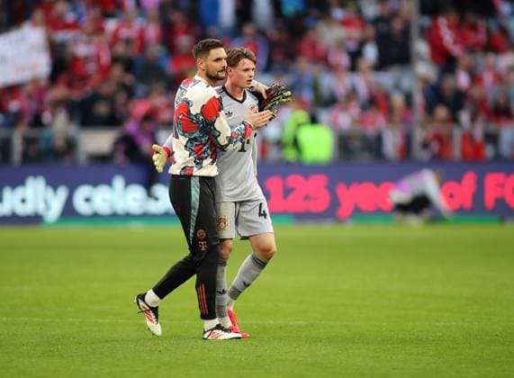 Football, Men, Bundesliga, Season 2024 2025, FC Bayern München VFL Bochum, Allianz Arena Sven Ulreich FC Bayern München li with Jonas Urbig FC Bayern München re Hug after the match, consolation DFB, DFL regulations prohibit any use of photographs as image sequences and or quasi video