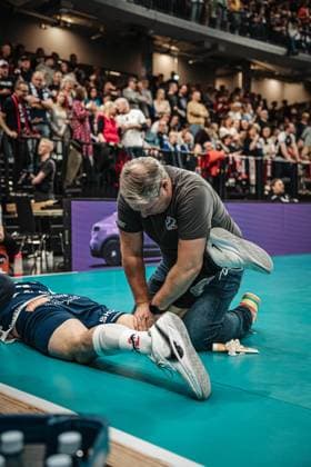 Volleyball Men Season 2024 2025 Volleyball Bundesliga VBL SVG Lüneburg vs Berlin Recycling Volleys 08 03 2025 Michael Patrick Wright 3 SVG Lüneburg is treated by the physio Lüneburg LKH Arena Niedersachsen Germany
