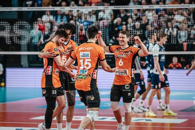 Volleyball Men Season 2024 2025 Volleyball Bundesliga VBL SVG Lüneburg vs Berlin Recycling Volleys 08 03 2025 The BERLIN RECYCLING Volleys team with Johannes Tille 6 BERLIN RECYCLING Volleys cheers Lüneburg LKH Arena Niedersachsen Germany