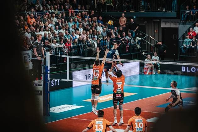 Volleyball Men Season 2024 2025 Volleyball Bundesliga VBL SVG Lüneburg vs Berlin Recycling Volleys 08 03 2025 Xander Wolf Wassenaar Ketrzynski 11 SVG Lüneburg against the block of Moritz Reichert 15 BERLIN RECYCLING Volleys and Nehemiah Mote 5 BERLIN RECYCLING Volleys Lüneburg LKH Arena Niedersachsen Germany