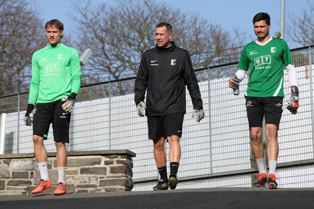 08 03 2025, Soccer, Gentlemen, third division Northeast Season 2024 2025, 25 Matchday, VFC Plauen BSG Chemistry Leipzig from left Lenno Udo Schmidt BSG Chemistry Leipzig, 22 , Carsten Nulle Goalkeeper coach BSG Chemistry Leipzig , Benjamin Bellot BSG Chemistry Leipzig, 1 Plauen Vogtland stadium Saxony Germany
