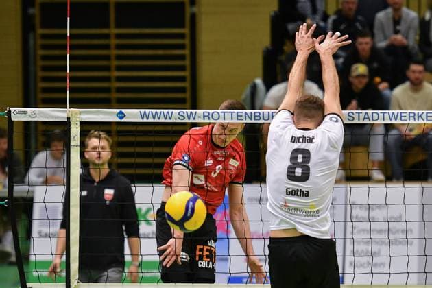 Niklas Lichtenauer TV Rottenburg, 08 overcomes the single block of Dominik Duchac Blue Volleys Gotha, 08 TV Rottenburg vs Blue Volleys Gotha, Volleyball, 2 Bundesliga Sued, 21 Matchday, Season 2024 2025, 08 03 2025, TV Rottenburg vs Blue Volleys Gotha, Volleyball, 2 Bundesliga Sued, 21 Matchday, Season 2024 2025, 08 03 2025 Rottenburg Copyright: xEibner-Pressefoto RalphxKunzex EP_RKE