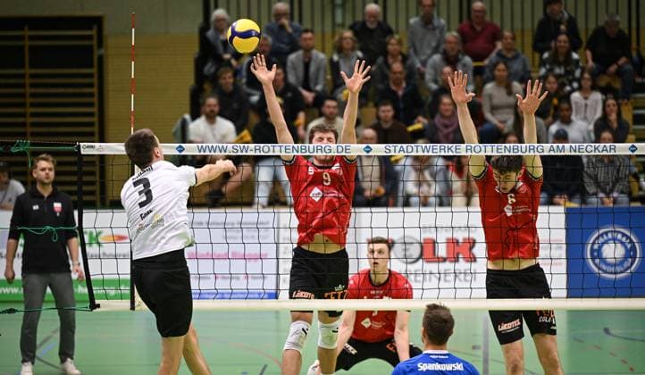Volleyball 2 Bundesliga season 2024 2025 08 03 2025 TV Rottenburg Blue Volleys Gotha Assmann, Christoph left, Gotha against Samuel Elgert center, TV Rottenburg and Maik Trautmann right, TV Rottenburg