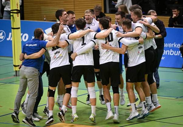Volleyball 2 Bundesliga season 2024 2025 08 03 2025 TV Rottenburg Blue Volleys Gotha SCHLUSSJUBEL, Team Blue Volleys Gotha celebrates the championship