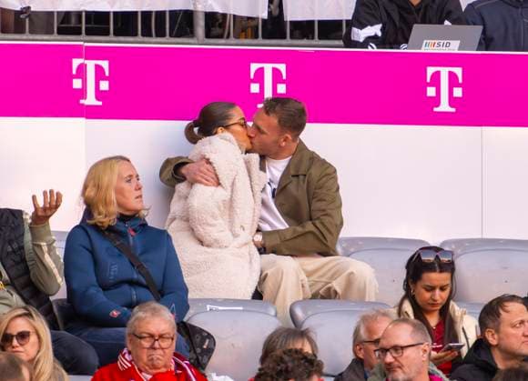 08 03 2025, Soccer 1 Bundesliga 2024 2025, 25 Matchday, FC Bayern Munich VfL Bochum, in the Allianz Arena Munich Goalkeeper Daniel Peretz re, FC Bayern Munich in the stands with partner Noa Kirel