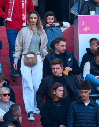 Sven ULREICH, FCB 26 goalkeeper wife Lisa in the match FC BAYERN MUENCHEN - VFL BOCHUM 2-3 on Mar 8, 2025 in München, Germany. Season 2024 2025, 1.Bundesliga, FCB,, München, matchday 25, 25.Spieltag