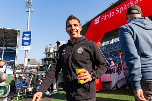 Soccer I Men I Season 2024 2025 I Bundesliga I 25 Matchday I Holstein Kiel VfB Stuttgart I 08 03 2025 Marcel Rapp Head Coach, Holstein Kiel in focus Kiel Holstein Stadium Schleswig Holstein Germany Copyright: xLobecax xHenningxRohlfsx