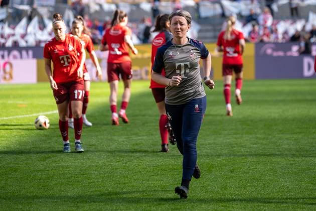 09 03 2025, Football Google Pixel Womens Bundesliga, Season 2024 2025, Matchday 16, 1 FC Cologne FC Bayern Munich at RheinEnergieStadion in Cologne Britta Carlson 1 FC Cologne, Coach is in a hurry Important note According to the regulations of the DFL German Football League or the DFB German Football Association, it is prohibited to use or have used photographs taken in the stadium and or of the match in the form of sequential images and or video-like photo series Photo Kirchner Media Thomas Haesler Copyright: xKirchner-Media ThomasxHaeslerx