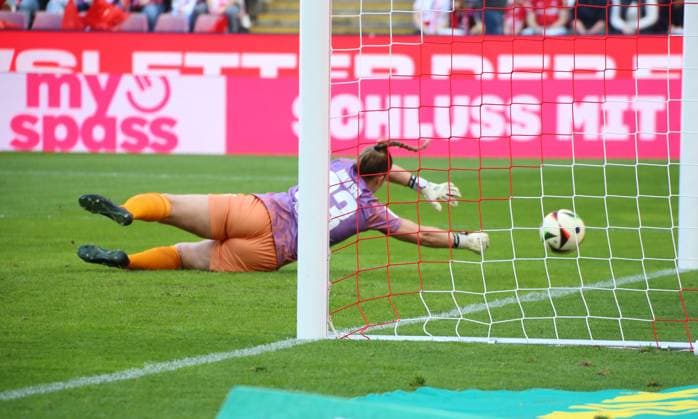 09 03 2025, xgrfx, Soccer Google Pixel Women Bundesliga, 1 FC Köln FC Bayern München v l Tor, Carolin Simon FC Bayern München DFL DFB REGULATIONS PROHIBIT ANY USE OF PHOTOGRAPHS as IMAGE SEQUENCES and or QUASI VIDEO Köln