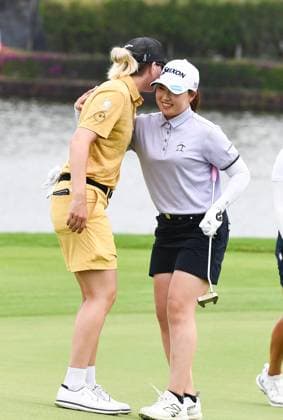 (250309) -- LINGSHUI, March 9, 2025 -- Takeda Rio (R) of Japan hugs Gigi Stoll of the United States after the fourth round of the Blue Bay LPGA, Golf Damen golf tournament in Lingshui, south China s Hainan Province, March 9, 2025. ) (SP)CHINA-HAINAN-LINGSHUI-GOLF-BLUE BAY LPGA (CN) YangxGuanyu 
