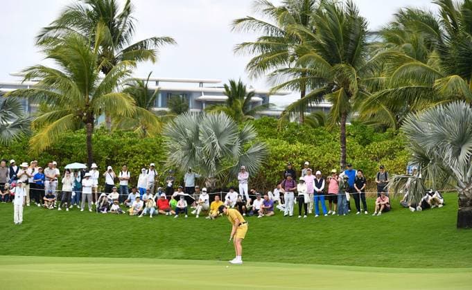 (250309) -- LINGSHUI, March 9, 2025 -- Gigi Stoll of the United States putts the ball during the fourth round of the Blue Bay LPGA, Golf Damen golf tournament in Lingshui, south China s Hainan Province, March 9, 2025. ) (SP)CHINA-HAINAN-LINGSHUI-GOLF-BLUE BAY LPGA (CN) YangxGuanyu 