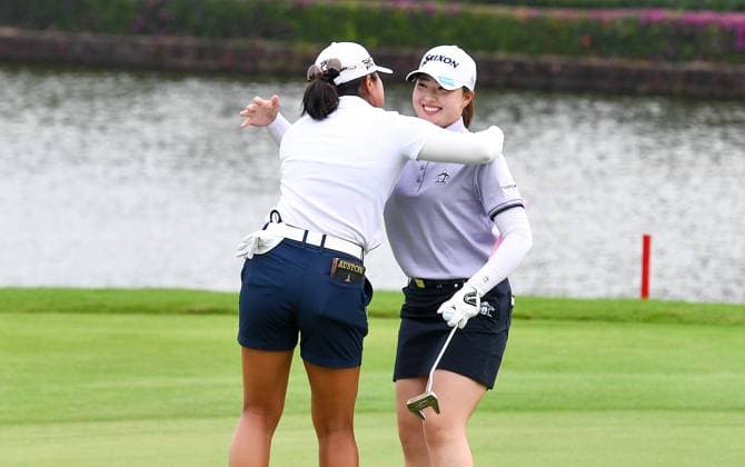 (250309) -- LINGSHUI, March 9, 2025 -- Takeda Rio (R) of Japan hugs Auston Kim of the United States after the fourth round of the Blue Bay LPGA, Golf Damen golf tournament in Lingshui, south China s Hainan Province, March 9, 2025. ) (SP)CHINA-HAINAN-LINGSHUI-GOLF-BLUE BAY LPGA (CN) YangxGuanyu 