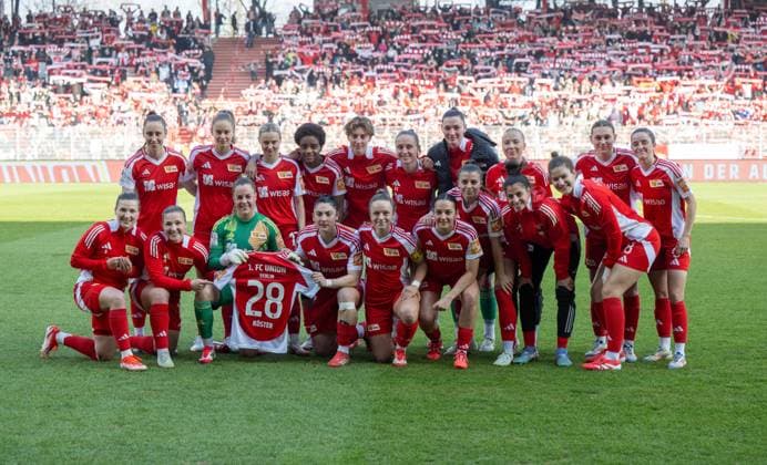 Soccer, Women, Season 2024 2025, 2 Women Bundesliga 17 Matchday , 1 FC Union Berlin SG 99 Andernach, Team photo Union before the match with jersey of Leonie Köster 1 Women 1 FC Union , who suffered a cruciate ligament rupture in the last home match against Nuremberg, 09 03 2025, Copyright: xMatthiasxKochx