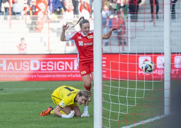 Soccer, Women, Season 2024 2025, 2 Women Bundesliga 17 Matchday , 1 FC Union Berlin SG 99 Andernach, v l Goalkeeper Laura van der Laan Andernach , Lisa Heiseler 1 Women 1 FC Union scores the goal to 1 0, 09 03 2025, Copyright: xMatthiasxKochx