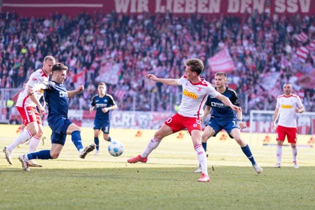 09 03 2025, Soccer, GER, Season, 2 Liga, Season 2024 2025, 25 Matchday, SSV Jahn Regensburg SC Paderborn Marcel Hoffmeier vs Christian Viet SSV Jahn Regensburg DFL REGULATIONS PROHIBIT ANY USE OF PHOTOGRAPHS AS IMAGE SEQUENCES AND OR QUASI VIDEO