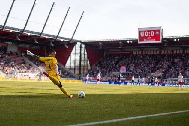 09 03 2025, Soccer, GER, Season, 2 Liga, Season 2024 2025, 25 Matchday, SSV Jahn Regensburg SC Paderborn Manuel Riemann Paderborn at free kick DFL REGULATIONS PROHIBIT ANY USE OF PHOTOGRAPHS AS IMAGE SEQUENCES AND OR QUASI VIDEO