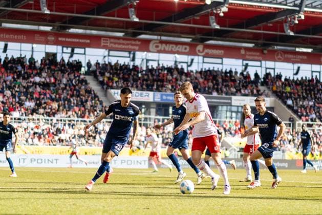 09 03 2025, Soccer, GER, Season, 2 Liga, Season 2024 2025, 25 Matchday, SSV Jahn Regensburg SC Paderborn Tim Handwerker SSV Jahn on the ball against Raphael Obermair DFL REGULATIONS PROHIBIT ANY USE OF PHOTOGRAPHS AS IMAGE SEQUENCES AND OR QUASI VIDEO