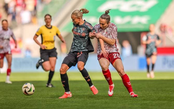 GER, Cologne, 1 FC Köln vs FC Bayern München, Google Pixel Bundesliga, Football, DFB, Season 2024 2025, RheinEnergieStadion, 16 Matchday, pictured from l Pernille Harder FC Bayern München 21 , Sylwia Matysik 1 FC Köln 20 DFB DFL REGULATIONS PROHIBIT ANY USE OF PHOTOGRAPHS AS IMAGE SEQUENCES AND OR QUASI VIDEO, 09 03 2025, Copyright: HMBxMedia HendrikxHamelau