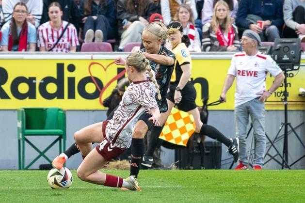 09 03 2025, Soccer Google Pixel Womens Bundesliga, Season 2024 2025, Matchday 16, 1 FC Koeln FC Bayern Muenchen at RheinEnergieStadion in Cologne duel between Pernille Harder FC Bayern Muenchen, 21 and Carlotta Imping 1 FC Koeln, 14 Important note In accordance with the regulations of the DFL German Football League and the DFB German Football Association, it is prohibited to use or have used photographs taken in the stadium or of the match in the form of sequential images or video-like photo series Foto Kirchner Media Thomas Haesler Copyright: xKirchner-Media ThomasxHaeslerx