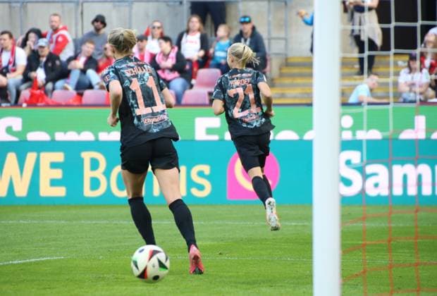 09 03 2025, xgrfx, Soccer Google Pixel Women Bundesliga, 1 FC Köln FC Bayern München v l Tor, Pernille Harder FC Bayern München DFL DFB REGULATIONS PROHIBIT ANY USE OF PHOTOGRAPHS as IMAGE SEQUENCES and or QUASI VIDEO Köln