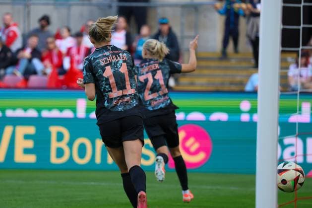 Cologne, Germany February 16, 2025 1 BL Women 2024 2025 1 FC Köln vs FC Bayern München In the picture from left the second goal scorer Pernille Harder FC Bayern scores the goal to 0 2 for FC Bayern and cheers DFB regulations prohibit any use of photographs as image sequences and or quasi video Rhein Energie Stadion Nordrhein Westfalen Copyright: xFotostandx xFantinix
